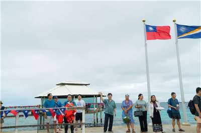 外交部長林佳龍9日訪問馬紹爾群島馬久羅(Majuro)附近離島考察觀光發展潛力。 (圖:林佳龍臉書)