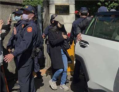 「剴剴」遭虐死案，台北地檢署查出，兒福聯盟陳姓社工(中)3次訪視男童後，明知異常卻未如實寫訪視紀錄，2024年8月間依過失致死、行使業務登載不實文書等罪嫌起訴陳女。資料照。

