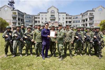 陸軍269旅官兵協助警方緝補逃逸移工，展現軍警共司合作精神。(陸軍六軍團提供)