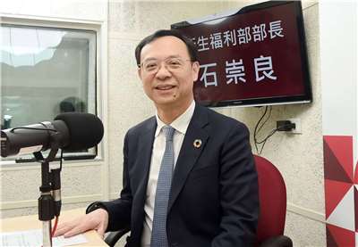 衛福部長石崇良27日接受央廣專訪，呼籲社會為社工加油。(江麗華 攝)