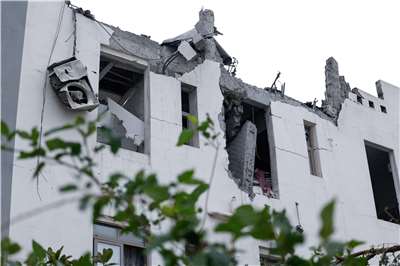 自從美、以2月底聯手空襲伊朗以來，波灣國家成為德黑蘭的報復目標。圖為巴林民用設施傳出受損災情，巴林內政部表示該建築遭受攔截的伊朗無人機墜落殘骸撞擊。