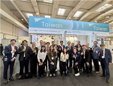 台灣駐德國代表谷瑞生在漢諾威工業展開展當天，赴展場為參展廠商加油打氣，並協助台商與當地業者交流。(駐德國代表處)