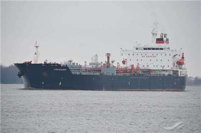 在美國宣布封鎖荷莫茲海峽後，航運數據顯示，第3艘涉及伊朗的油輪「和平海灣號」正經由荷莫茲海峽駛入波斯灣。圖為懸掛巴拿馬國旗的中程油輪「和平海灣號」(Peace Gulf)。(圖取自www.vesselfinder.com)