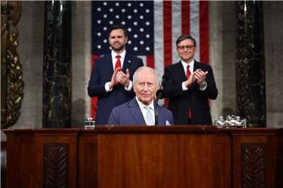 英國國王查爾斯三世(前)28日抵達美國國會發表演說，美國副總統范斯(JD Vance)(後左一)和美國眾議院議長強森 (Mike Johnson)(後右一)鼓掌歡迎。