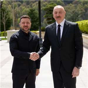 烏克蘭總統澤倫斯基(左)訪問亞塞拜然，並與該國總統阿利耶夫 (右)會面。(FB@Володимир Зеленський﻿)