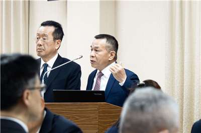 外界質疑國軍計劃採購的M109A7自走砲車及「彈簧刀」無人機已為過時產品。陸軍參謀長陳建義27日在立法院說明 ，M109A7目前仍符合我國作戰需求；另外無人機採購皆是以「全壽期保固」方式，確保能即時迭代更新。(楊仁翔 攝)