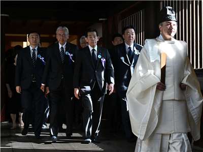 日本國會議員22日前往靖國神社參拜。