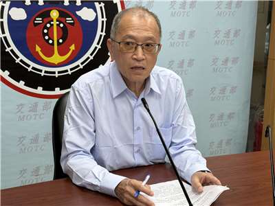 台鐵工務處副處長朱我帆24日說明行政院核定的「軌道結構安全提升計畫」。(吳琍君攝)