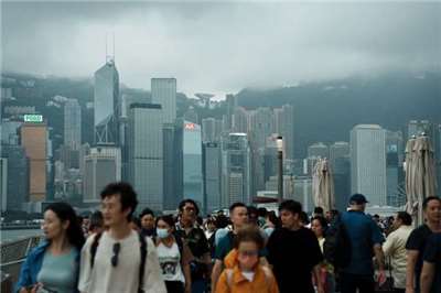 根據調查，造成港人生育意願低落的原因有經濟壓力、住房問題和工作繁忙。(示意圖/Unsplash)