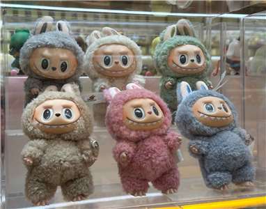 中國泡泡瑪特(Pop Mart)所推出的玩偶Labubu(圖)，在美國遭檢測出部分玩偶衣服含有已經遭美國禁止涉及強迫勞動的新疆棉。(AFP)