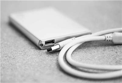 日本國交省14日宣布，禁止在客機內使用行動電源等新的安全標準將在4月24日起生效。示意圖。(圖：freepik)