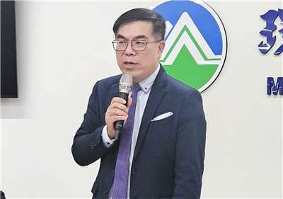 環境部長彭啓明2日表示，中東戰爭導致國際油價波動，有業者表達已嚴重虧損，再加上要繳交碳費倍感壓力；目前有協商以專案申請的方式，讓業者分期或緩繳。資料照。(劉品希 攝)