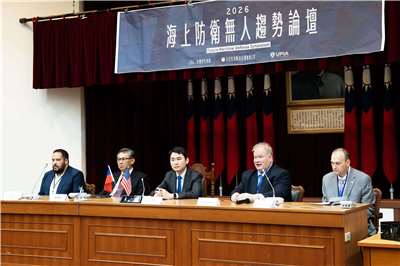 民進黨立委陳冠廷(中)7日上午在立法院舉行「海上防衛無人趨勢論壇」，邀請美國海軍退役少將蒙哥馬利(右2)與台船董事長陳政宏(左2)等國內外產官學者，共同探討海上安全與發展的方向。(楊仁翔攝)