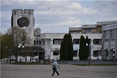  烏克蘭今天(26日)紀念車諾比(Chornobyl)核災40週年。圖為一名烏克蘭民眾走斯拉武特奇鎮(Slavutych)街頭，這個城市是當年為了安置車諾比核電廠周邊城鎮疏散的民眾而設立。(AFP)