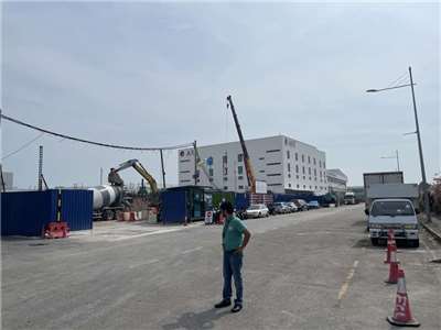 馬來西亞檳城成為國際大廠因應地緣政治風險、重組全球供應鏈的樞紐重鎮，半導體大廠紛紛在當地擴充產能。圖為檳城工業區內台灣日月光半導體新廠動工一隅。(中央社資料照)