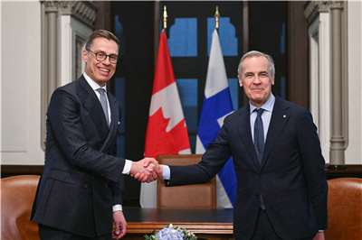 芬蘭總統史塔布(Alexander Stubb，左)14日訪問加拿大首都渥太華，並與總理卡尼(Mark Carney，右)會面。(AFP)