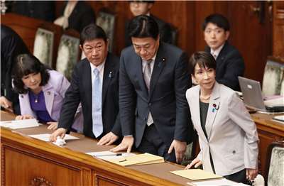 日本首相高市早苗(右一)提出的2026財政年度預算案，在參議院全體會議上獲得執政的自民黨和日本維新黨的多數票通過。(AFP)