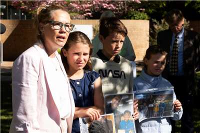 美國前陸戰隊飛官杜甘(Daniel Edmund Duggan)在澳洲法院提出反對引渡至美國的官司16日敗訴。圖為他的妻子Saffrine Duggan(左)在法庭外表示，對這項裁決感到失望。(AFP)