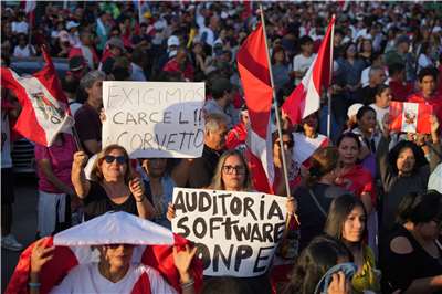 秘魯總統大選計票結果將延至5月中旬才公布，數千名民眾19日在首都利馬抗議。圖為候選人亞里阿嘉的支持者手持標語，譴責選舉舞弊。