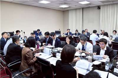 行政院長卓榮泰13日主持「因應中東衝突民生安定專案會議」。(圖：行政院提供)