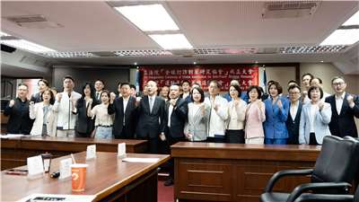 國民黨立委洪孟楷24日在立法院成立「全球打詐對策研究協會」，韓國瑜院長及多位藍白立委都到場支持。(楊仁翔 攝)