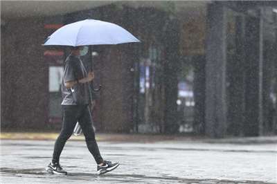 氣象署發布豪雨特報，台中苗栗局部大雨或豪雨。 (圖:中央社)
