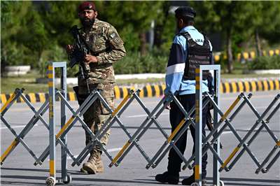美伊談判將在巴基斯坦舉行，圖為9日在巴基斯坦首都伊斯蘭馬巴德的一處哨站，安全人員站崗。 
