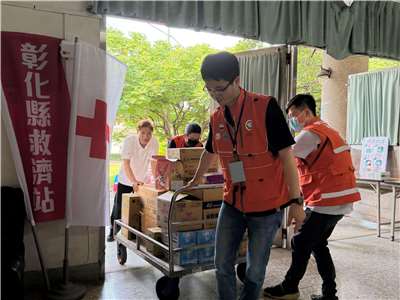 城鎮韌性演習22日在彰化縣登場，圖為替代役支援救濟站物資運送。(內政部官網)