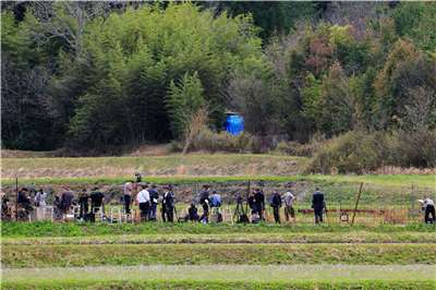 日本京都府一名小學五年級男童失蹤近月後，13日在京都南丹市山區13日發現疑似兒童遺體。圖為媒體記者聚集在遺體發現地點附近等待警方說明。(AFP)