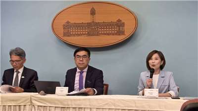 賴清德總統今天(30日)主持總統府「國家氣候變遷對策委員會第七次委員會議」，總統府晚間舉行會後記者會，由發言人郭雅慧(右)、環境部長彭啓明(中)、經濟部次長賴建信(左)說明會中結論。 （劉玉秋攝）