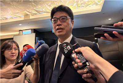 陸委會主委邱垂正25日表示，中國對台採取「兩手策略」，一方面對在野黨訪問團釋出善意，另一方面又以強硬手段，阻撓總統賴清德出訪非洲。(蔡芃敏 攝)