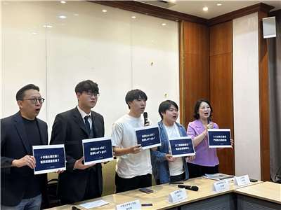 台灣學生聯合會與立委吳思瑤(右一)、立委葛如鈞(左一)29日共同呼籲各大專院校應解除宿舍宵禁時間，落實大學生自主權。(楊雨青攝)