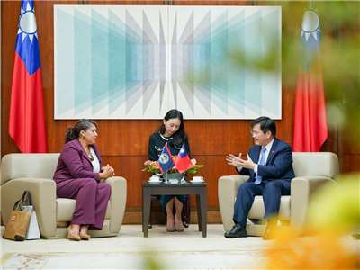 外交部長林佳龍(右)接見友邦貝里斯教育部次長馬希雅(Dian Maheia，左)訪團 (圖取自林佳龍臉書)