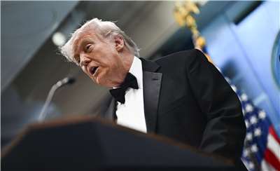 繼先前兩次暗殺未遂後，一名持槍男子25日闖入白宮記者協會晚宴的飯店安檢區開槍，這是美國總統川普(Donald Trump)3年來第3度面臨危險。圖為川普25日晚間緊急撤離後，返回白宮舉行記者會。(AFP)