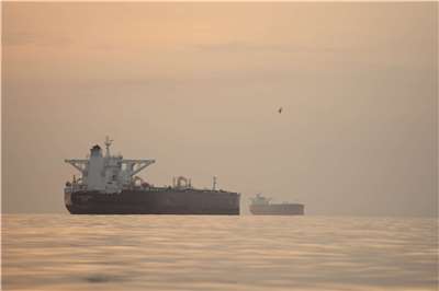 德黑蘭再次封鎖荷莫茲海峽，美國總統川普表示，美方代表將於20日晚間抵達巴基斯坦，準備展開進一步談判。圖為油輪停泊在伊朗葛希姆島外海。