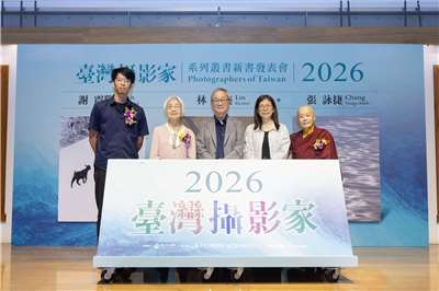 台灣攝影家叢書再添3人，謝震隆、林芙美、張詠捷入列。左起謝震隆孫子謝少淵、林芙美、文化部長李遠、國美館館長陳貺怡、張詠捷。(文化部提供)
