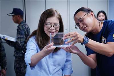 海洋委員會主委管碧玲(左)視察南沙海洋研究院，其中國家海洋研究院與國立臺灣海洋大學組成聯合團隊，在南沙太平島海域進行隱蔽性魚種調查時，發現世界新種的鰕虎科魚類，並以發現地將其命名為「太平島紡錘鰕虎 (𝘍𝘶𝘴𝘪𝘨𝘰𝘣𝘪𝘶𝘴 𝘵𝘢𝘪𝘱𝘪𝘯𝘦𝘯𝘴𝘪𝘴)」。(海委會提供)