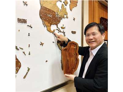 外交部長林佳龍在社群平台發文展示他收到來自貝里斯的木雕禮物，外型呈現貝里斯國土輪廓，並刻有他的英文姓名 (圖取自林佳龍臉書)