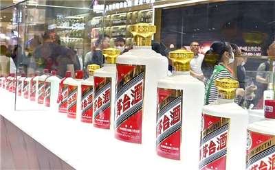 過往被炒至天價的貴州茅台酒，在中國經濟疲弱與高官禁酒令下，2025年營收獲利首度出現衰退，股價暴跌也讓出A股股王寶座。資料照片（飲酒過量有礙健康；酒後勿開車；未成年勿飲酒）。(中新社提供/圖：中央社)