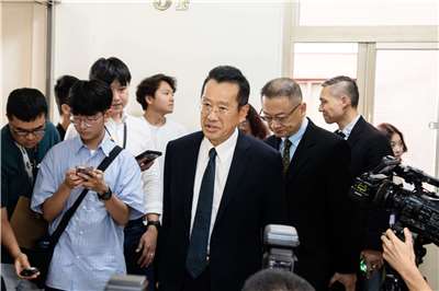 國防部長顧立雄23日於立法院表示，國防部將依循中央指示，全面禁止官兵下載使用「高德地圖」。至於該軟體是否有揭露國軍陣地的疑慮，國軍則已有預應作為。(楊仁翔 攝)