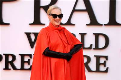 穿著Prada的惡魔2首映，影片主角梅莉史翠普（Meryl Streep)一身紀梵希紅色皮革斗篷亮相。