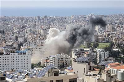 以色列8日對貝魯特及其南部郊區發動空襲後，濃煙升起。
