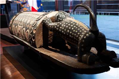 法國國會通過一項法案，目的在簡化掠奪的藝品與文物歸還原屬國程序。圖為2025年，法國將1916年取自埃布裡耶族(Ebrie)的「會說話的鼓」（talking drum）歸還給象牙海岸。資料照。(美聯社/達志影像)