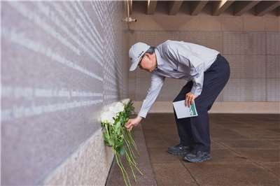 教育部長鄭英耀於綠島人權紀念碑獻花致敬。（教育部提供）