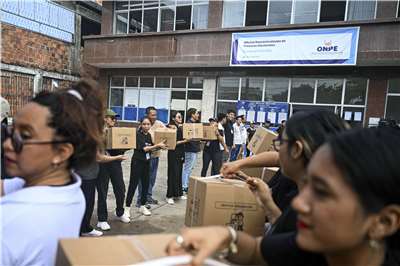 秘魯總統大選12日登場，由於選前民調顯示無明顯領先者，恐怕要到6月第二輪決選才能定勝負。圖為志工搬運選舉物資。(AFP)