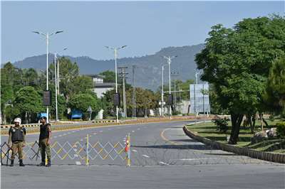 在巴基斯坦首都伊斯蘭馬巴德鄰近塞雷納大飯店(Serena Hotel)的一條道路暫時封閉，並有安全人員站崗，為即將到來的美伊和談做準備。