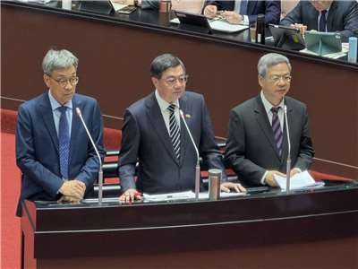 行政院長卓榮泰(中)、農業部長陳駿季(左)及經濟部長龔明鑫(右)24日於立法院備詢。(鄭佑漢 攝)
