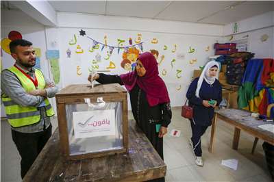 巴勒斯坦民眾25日參與市政選舉投票作業，這是加薩戰爭爆發以來的首次選舉。(AFP)