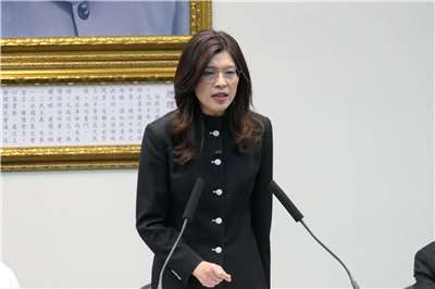 國民黨主席鄭麗文今天(15日)身穿中山裝現身中常會。(趙婉淳 攝)