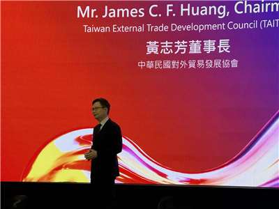 外貿協會董事長黃志芳表示，國際油價高漲、地緣政治不確定性，中長期有助於電動車、氫能車發展。(謝佳興 攝)